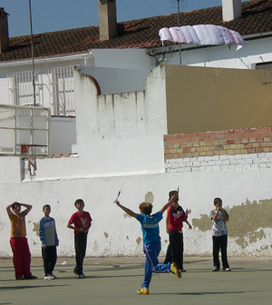 El GDR Medio Guadalquivir difunde los deportes aéreos entre escolares de La Carlota
